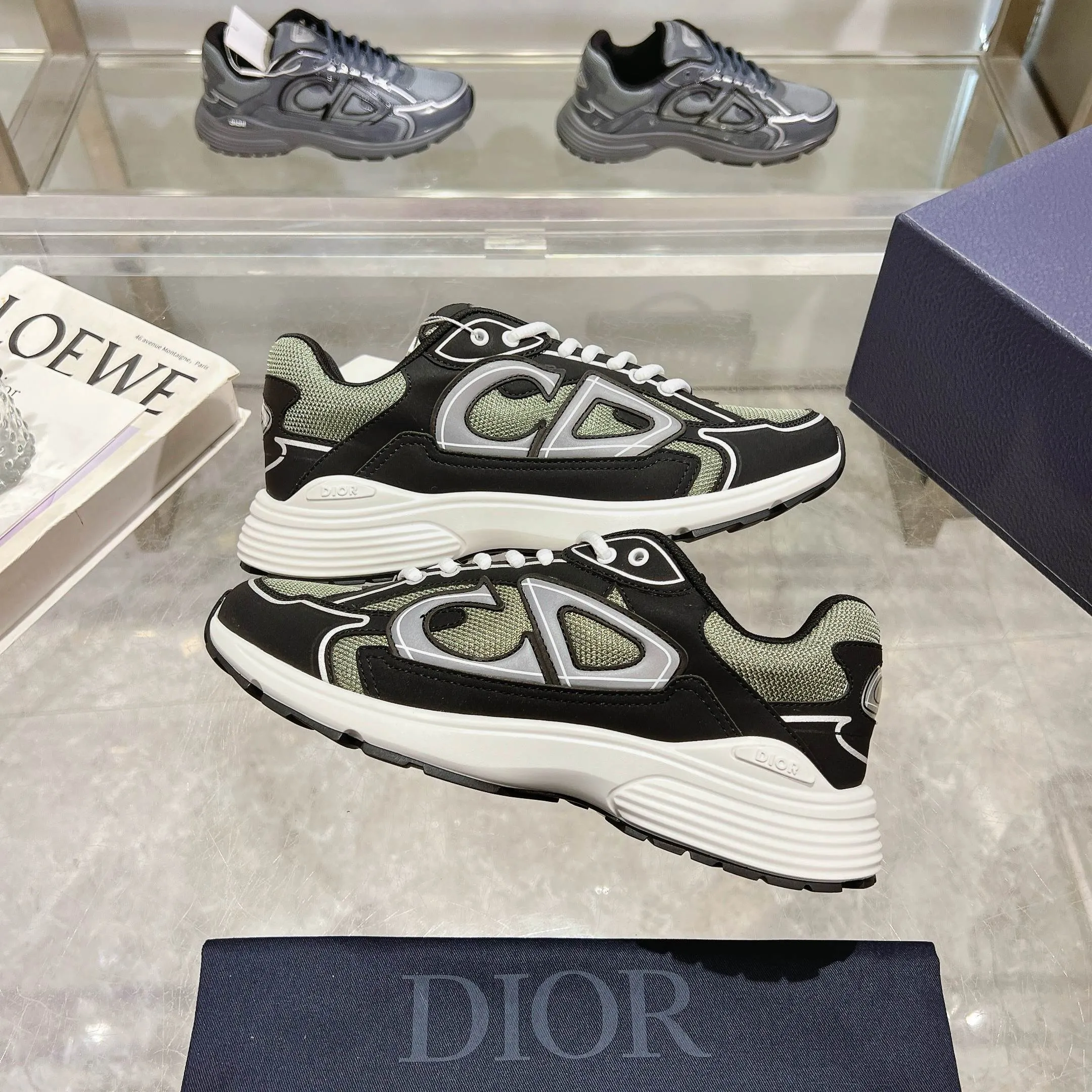 👟👟Ex-factory price 520👟👟 H612 high version B30 low-top sneakers are one of the flagship styles of this series. Crafted from mesh and technical fabrics, it's finished with a reflective 'CD30' graphic and 'DIOR B30' and 'CD30' logos on the heel and tongue. The extra-light, sculpted rubber sole adds style with signature accents, while internal stretch details create ideal comfort. Can be paired with a variety of casual looks to show a fashionable, modern and sporty style. ✅Size: 35-47 (45-46-47 customized, non-returnable and non-exchangeable) ✅Sole material: Original ultra-light IP sole ✅Packaging: Brand new counter packaging